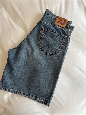 Levi's 550 Men's Medium Blue Denim Jean Shorts
